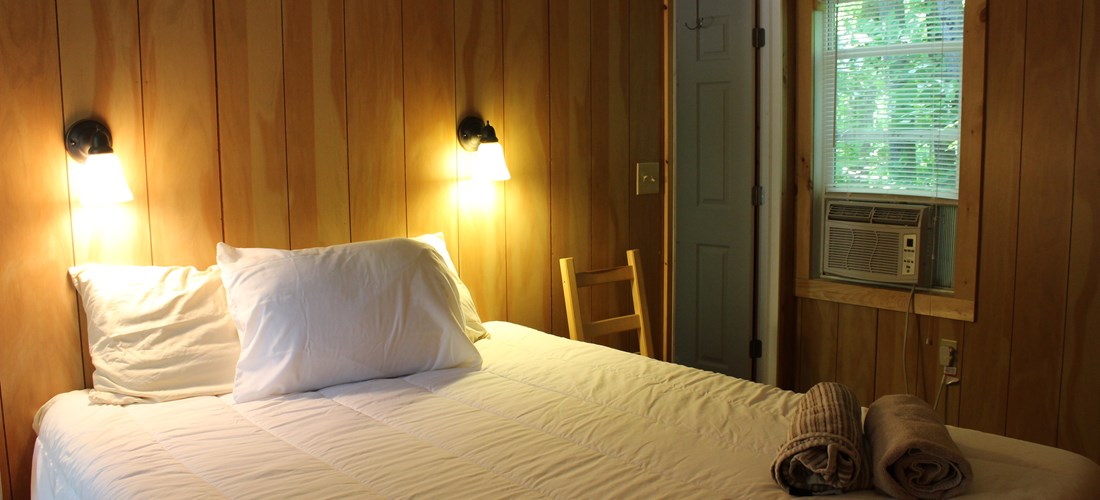 Deluxe Cabins - DK1 & DK2, Man bedroom with Queen bed.